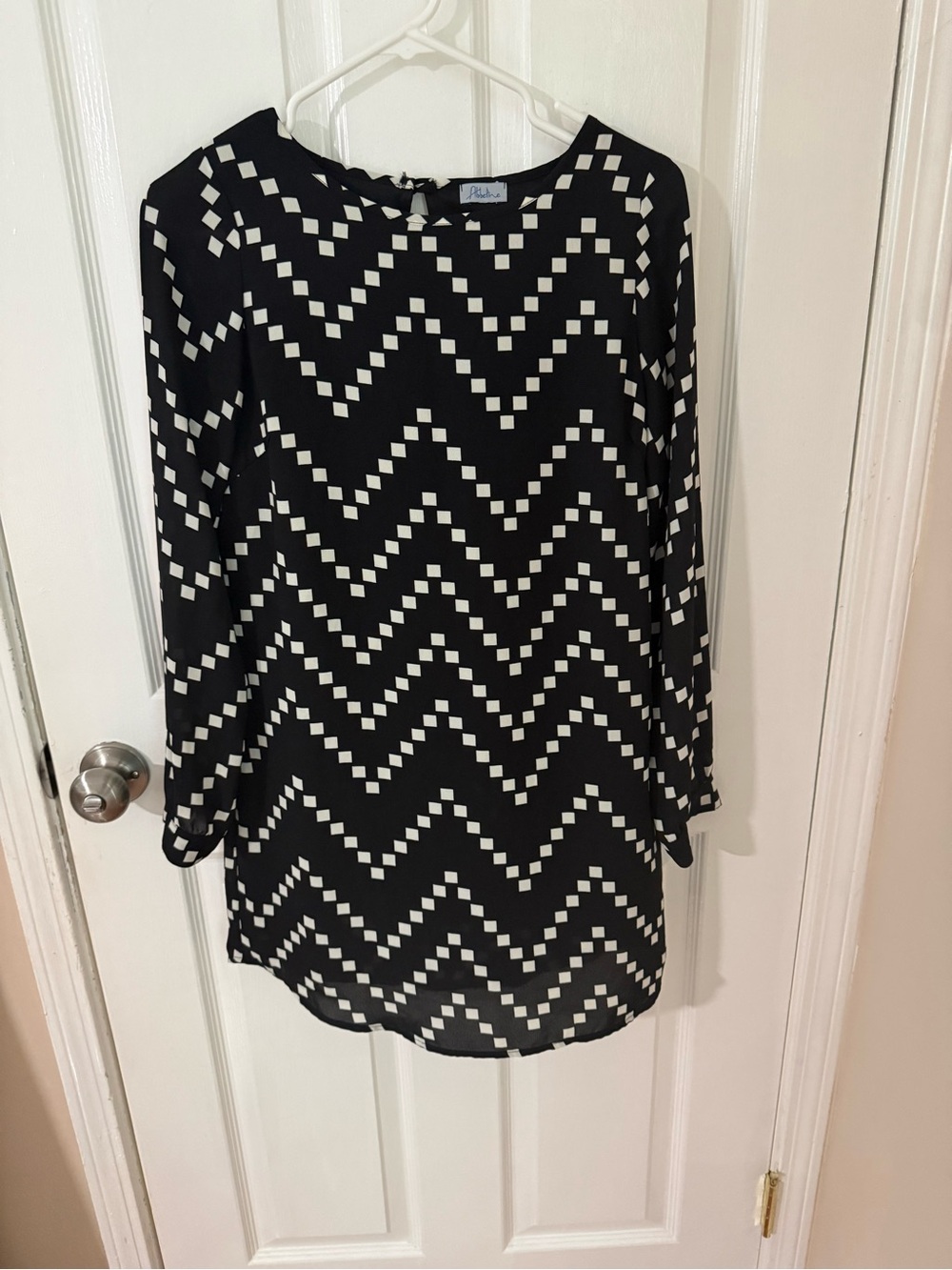 Abbeline Black and White Zigzag Tunic Top
